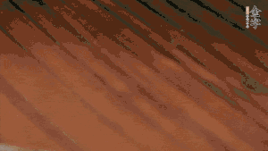 待水沸騰，煮到湯圓浮起，碗中加點(diǎn)豬油、生抽、蔥花就可以了。