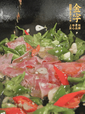 再下蒸炒火腿煸炒，加少許白糖提鮮。