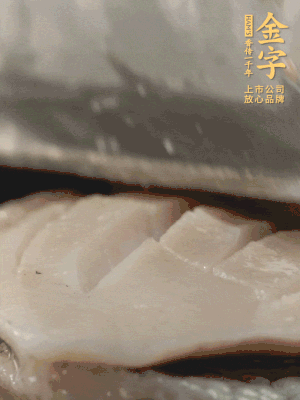 鮑魚用勺子撬出來，去掉內(nèi)臟和牙齒，加面粉、白醋、鹽、啤酒抓一下，清水洗凈，切花刀。