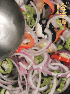 生姜、大蒜、青紅辣椒圈、洋蔥放油鍋煸香。