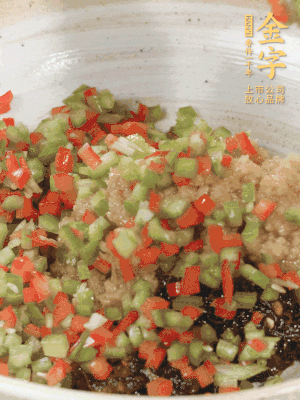 XO醬、蒜蓉醬、青紅椒粒攪拌成醬料。