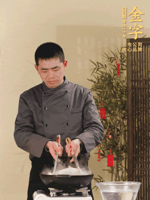 整只土雞冷水下鍋，加蔥姜、料酒焯水，撈出后用溫水清洗干凈。