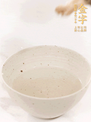 羊肚菌流水洗凈2遍后，溫水泡發(fā)15-20分鐘。