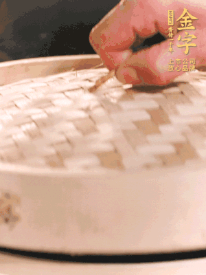 醬鴨半只加姜片、蔥、黃酒上鍋蒸20分鐘。