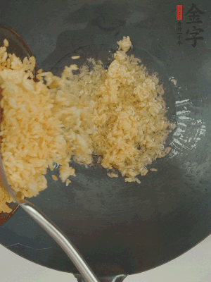 熱油下鍋，邊按壓邊翻炒均勻。