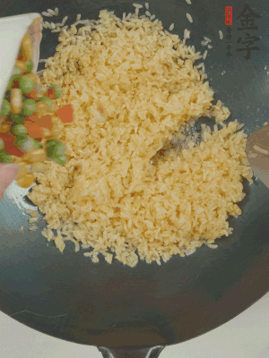 下豌豆粒、胡蘿卜粒、玉米粒。（買現(xiàn)成冷凍的雜菜即可，非常方便）