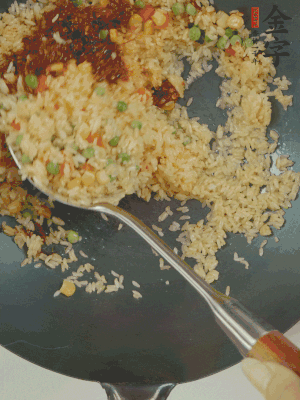 翻炒熟后，加金字火腿XO醬。