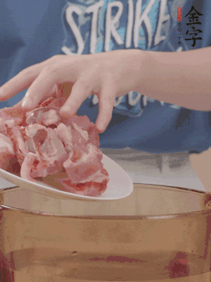 排骨剁小塊，加姜片、料酒沸水下鍋焯水。
