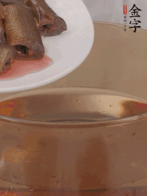 處理干凈的黃鱔段，加姜片、料酒沸水下鍋焯水。撈出用涼水沖洗干凈。