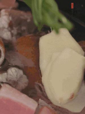 加姜片、蔥結(jié)、料酒。