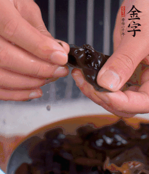 木耳冷水泡發(fā)，處理成小塊。（如果是小木耳就不用切了）