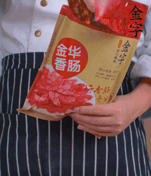 香腸切成斜片，小米辣切成斜片。