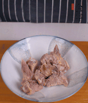 排骨加1勺黃酒、1勺蠔油、1勺玉米淀粉、1/4勺胡椒粉腌制半小時(shí)。