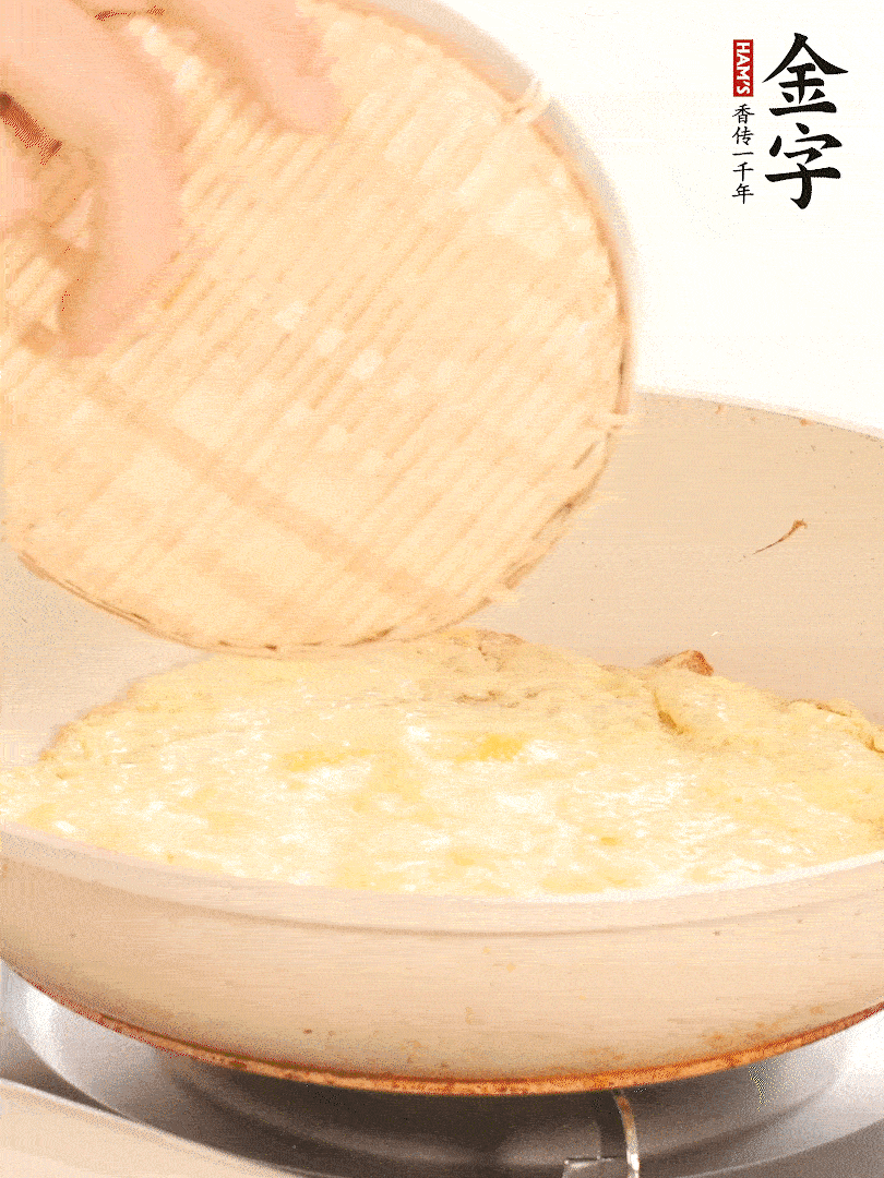 鍋內(nèi)放入少許油，油溫4成熱倒入一個(gè)雞蛋煎熟