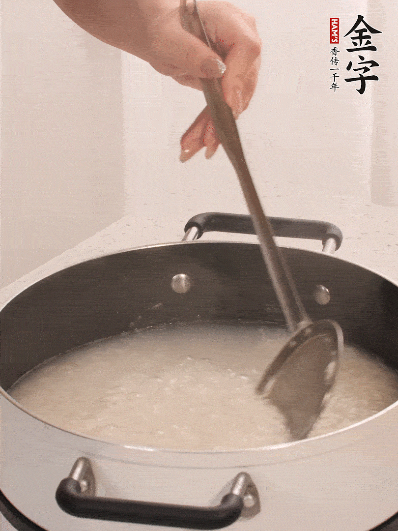 香菇、土豆、胡蘿卜、金字土香腸切小塊。