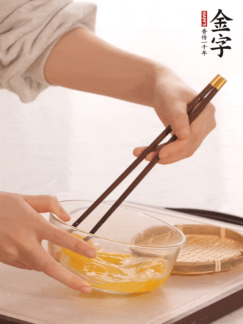 兩顆雞蛋打散。