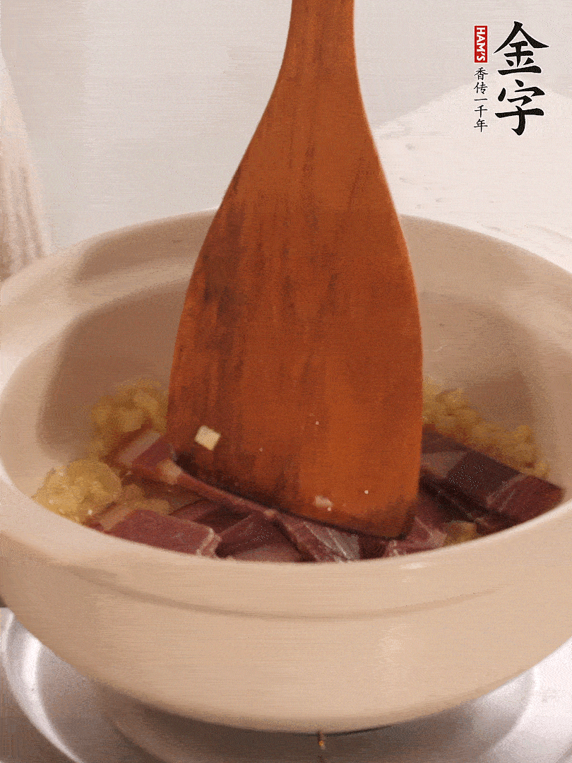 加熱水，加入白菜蓋上蓋子煨煮3分鐘。