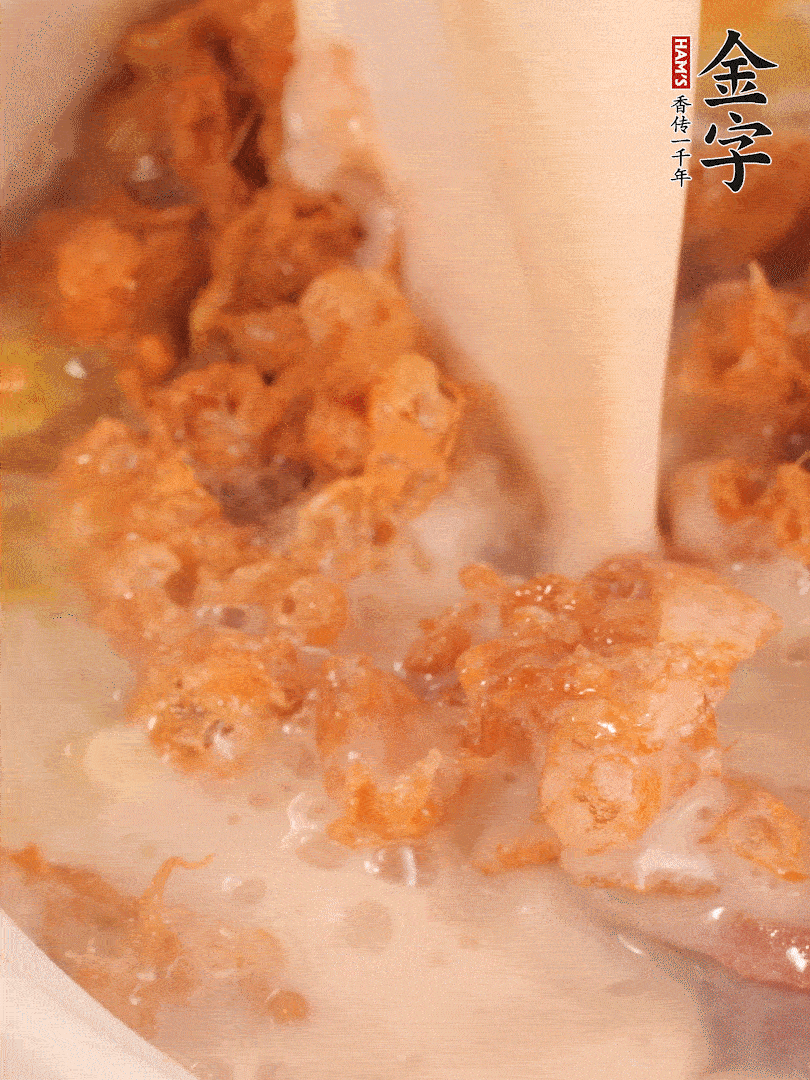 加入蛋酥再煨煮2分鐘，加入豆?jié){。