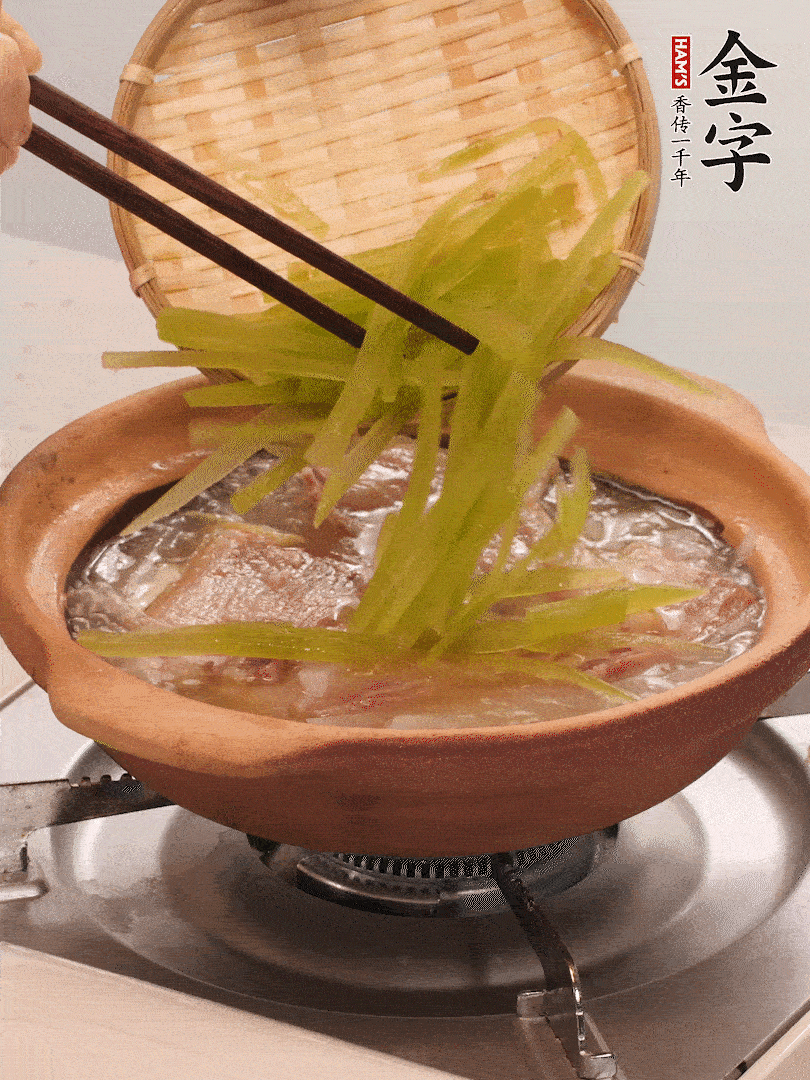 倒入熱水煮開后，轉(zhuǎn)小火燉煮10分鐘，呈奶白色湯底。