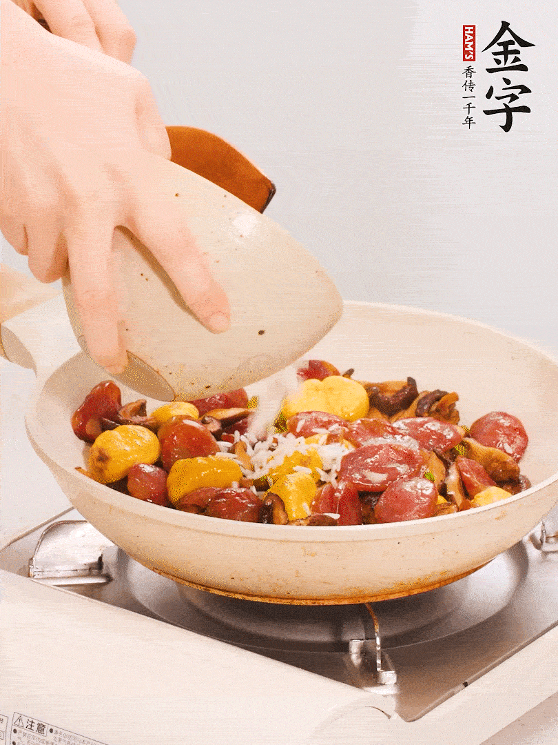 把米淘洗干凈，放入切好的香菇、板栗、毛豆。