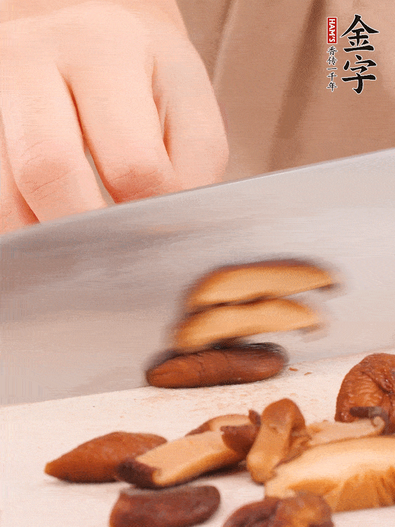 干香菇泡發(fā)，切成小塊。