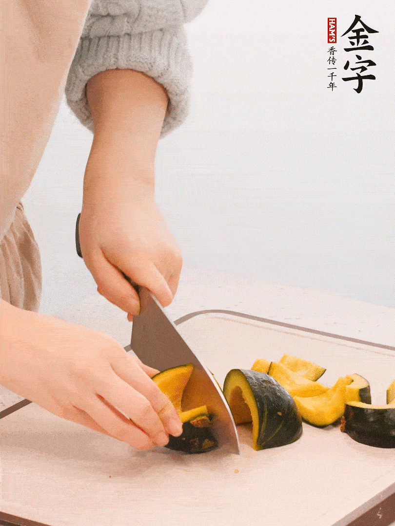 貝貝南瓜切小塊，生姜切成姜絲。