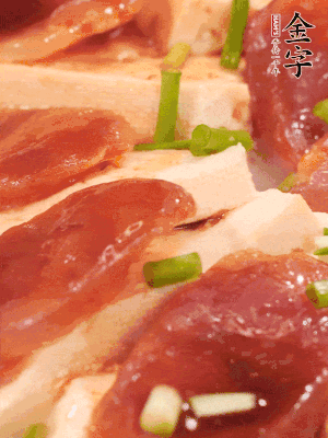 調(diào)一個醬汁：2勺生抽、1勺蠔油、半勺白糖、1勺淀粉、半碗清水調(diào)成料汁燒開