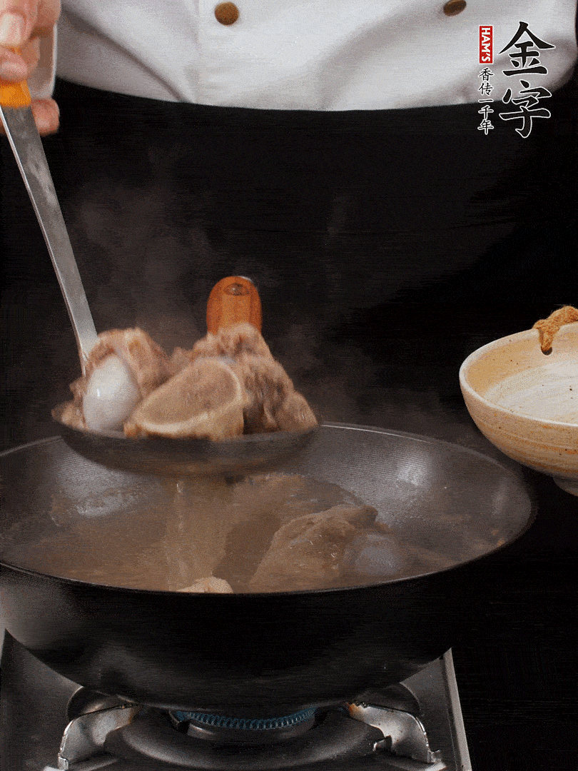 大筒骨清水浸泡30分鐘，中途換水2-3次。冷水下鍋，加姜片、料酒焯水，撇去浮沫。