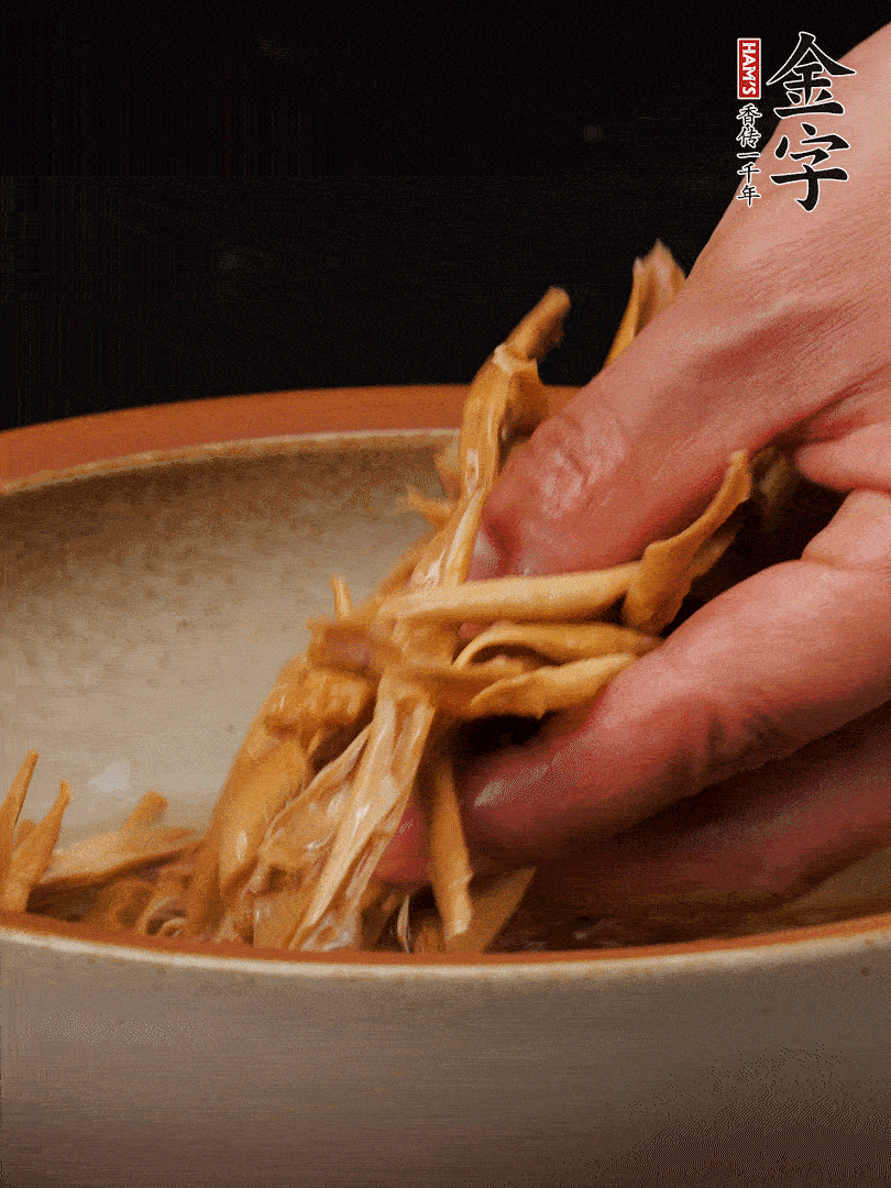 農(nóng)家土筍尖提前泡軟，用刀劃成細(xì)絲，這樣會(huì)更加入味。