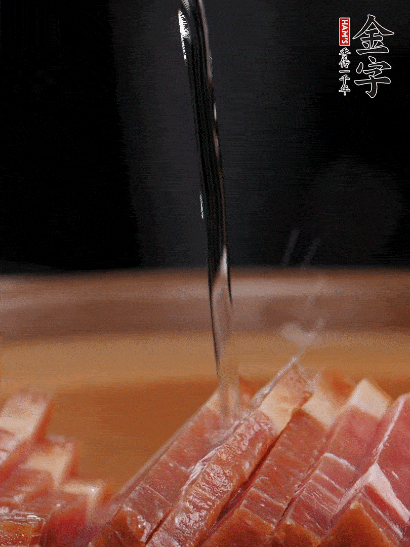 金字火腿切片，放入溫水中泡10分鐘，金字土香腸斜切成片。千張切成細(xì)條。