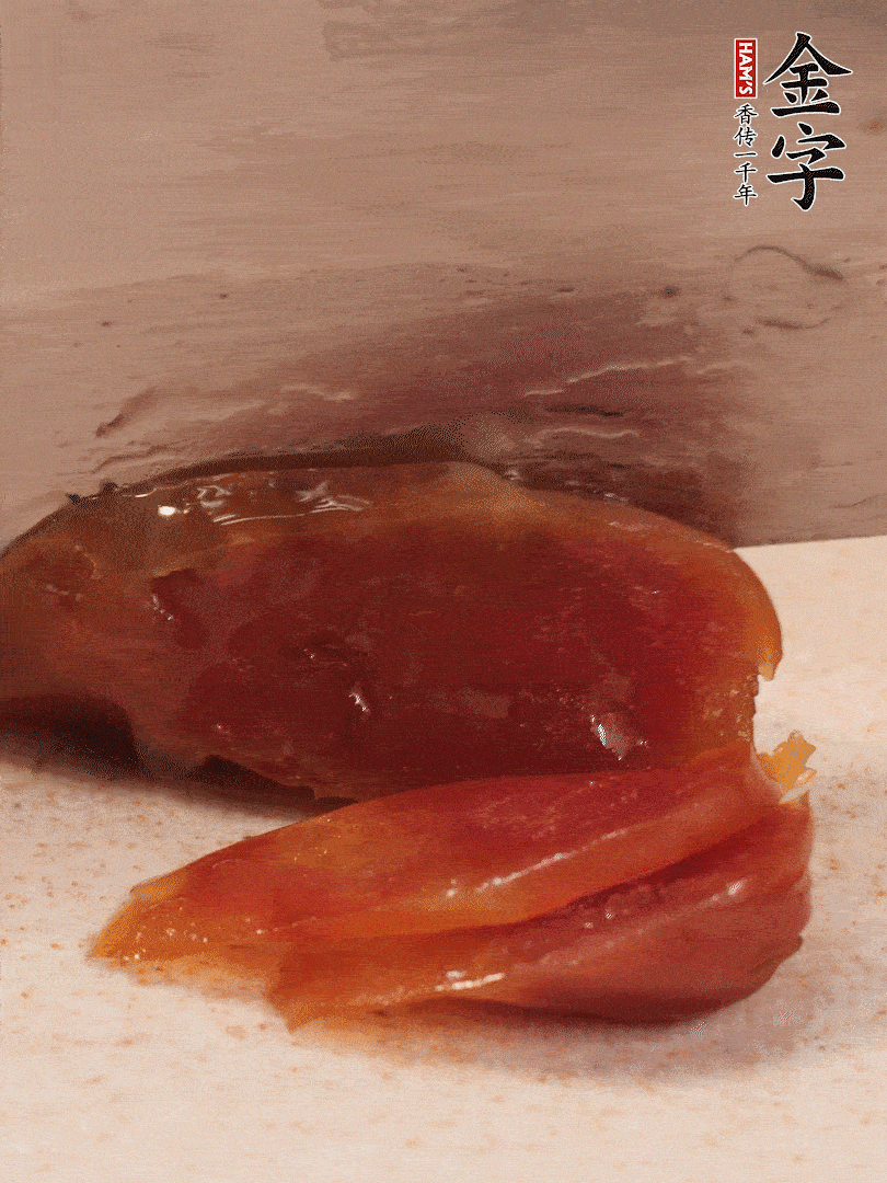 臘腸煮熟后，切薄片