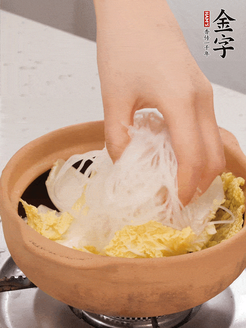 放入提前泡軟的粉絲，蓋上蒜蓉醬汁