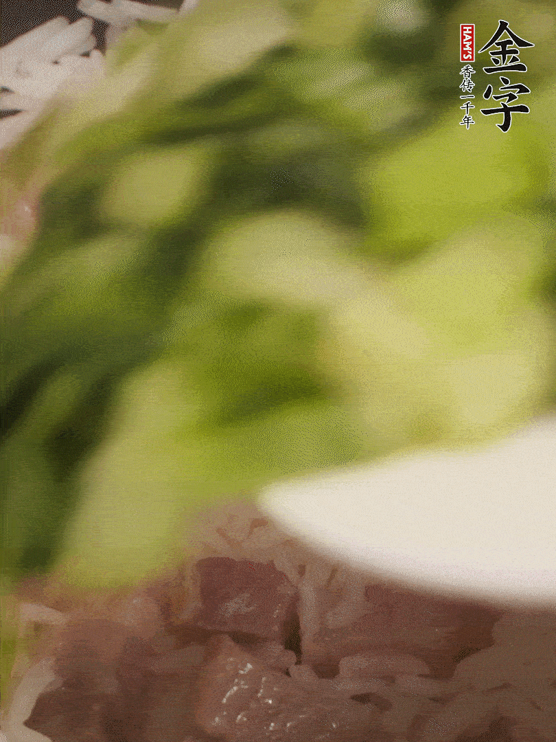 將燜煮好的米飯，倒入炒熟的蔬菜中，翻炒均勻鍆繼續(xù)燜煮5分鐘