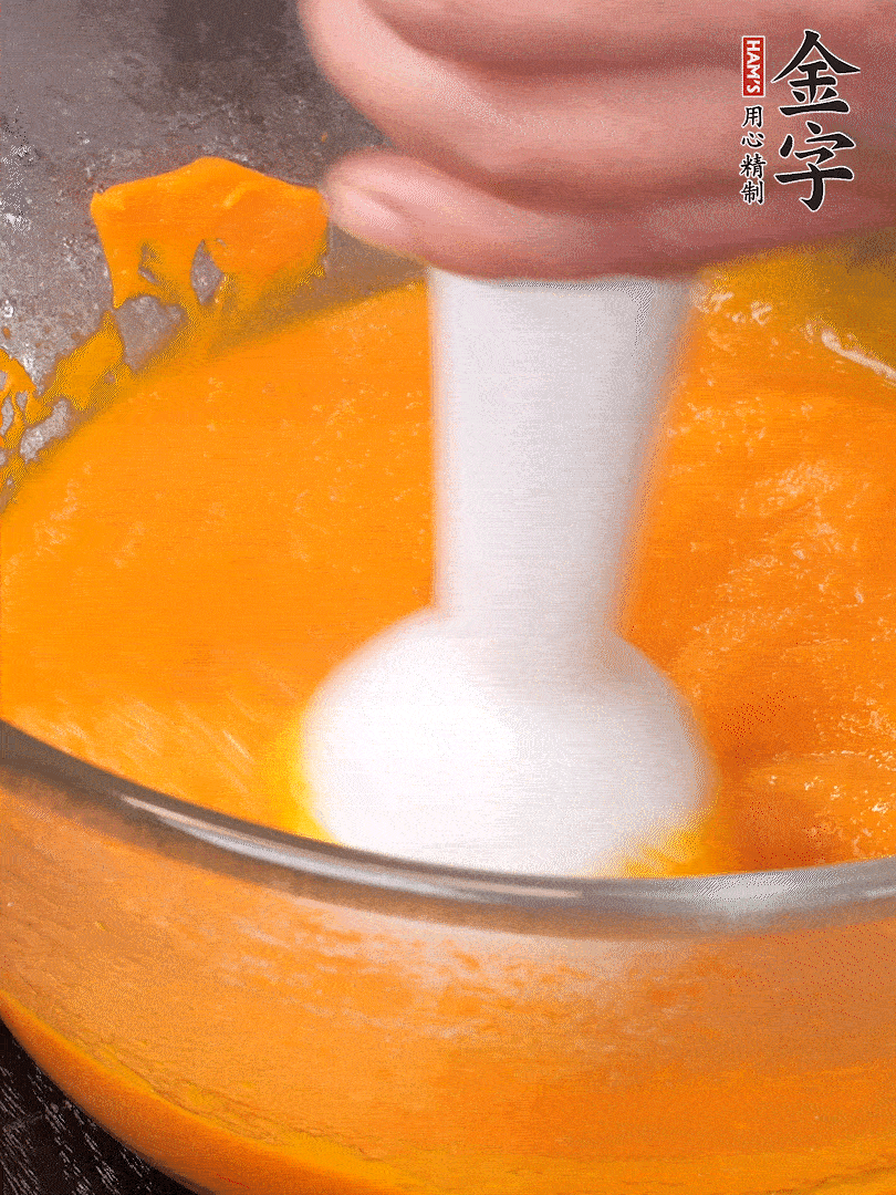 300g南瓜，去皮去瓤切滾刀塊，大火蒸8分鐘，料理機打成泥，篩網(wǎng)過篩成泥