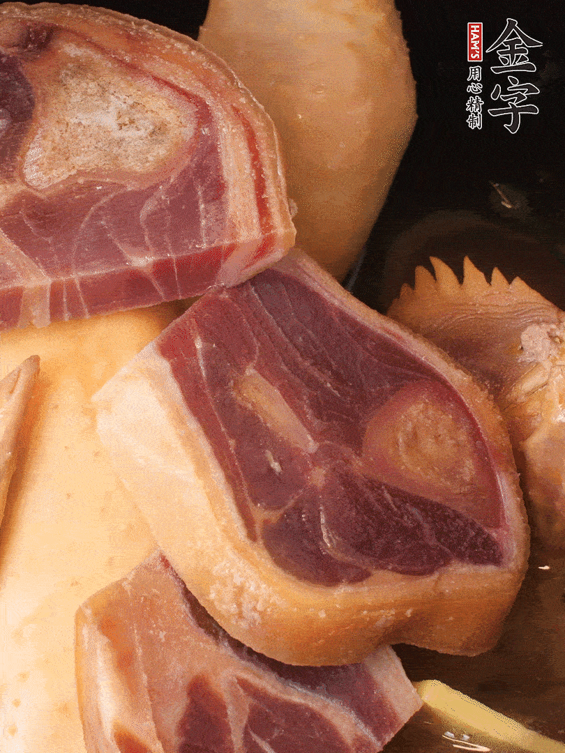 火踵、老母雞加蔥、姜、料酒、清水，大火燒開后轉小火，燉1小時