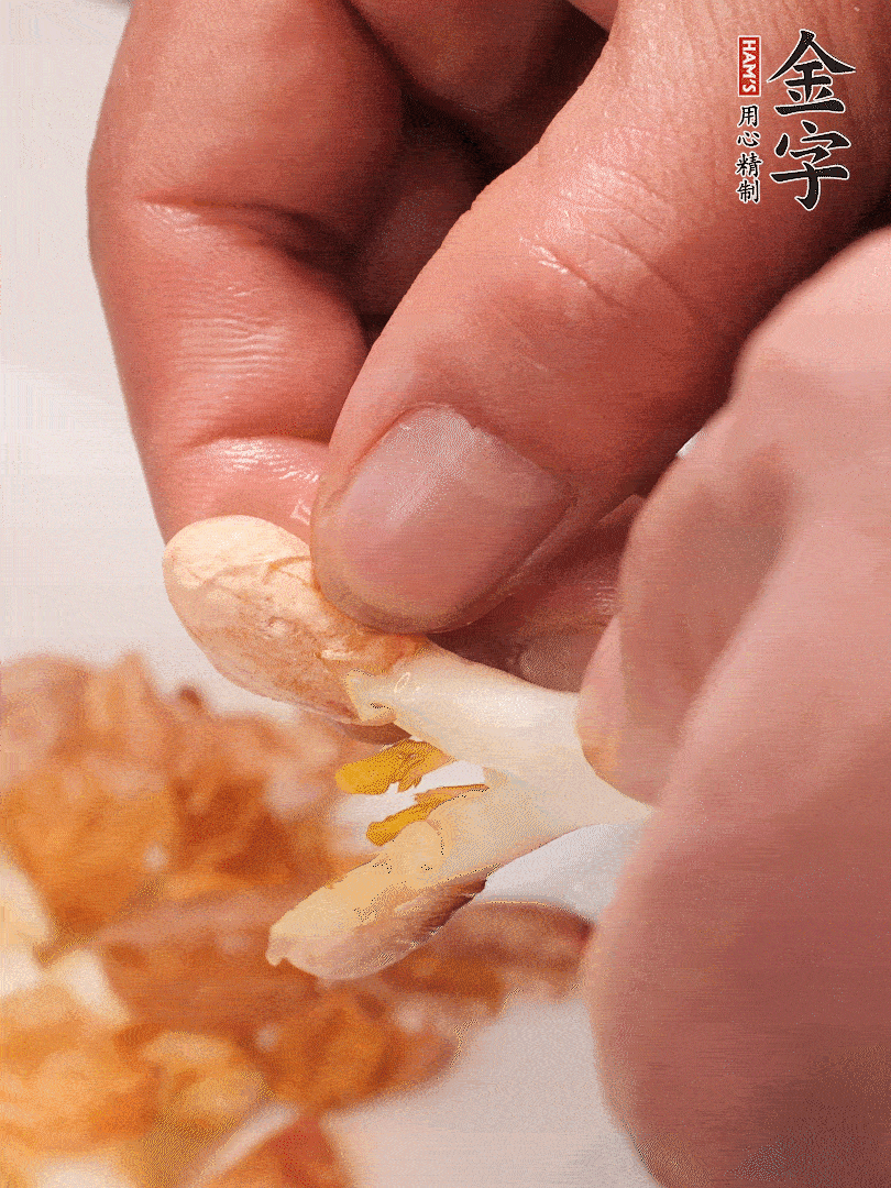 花生芽切段。開水焯水1分鐘，去掉頂部的花生皮