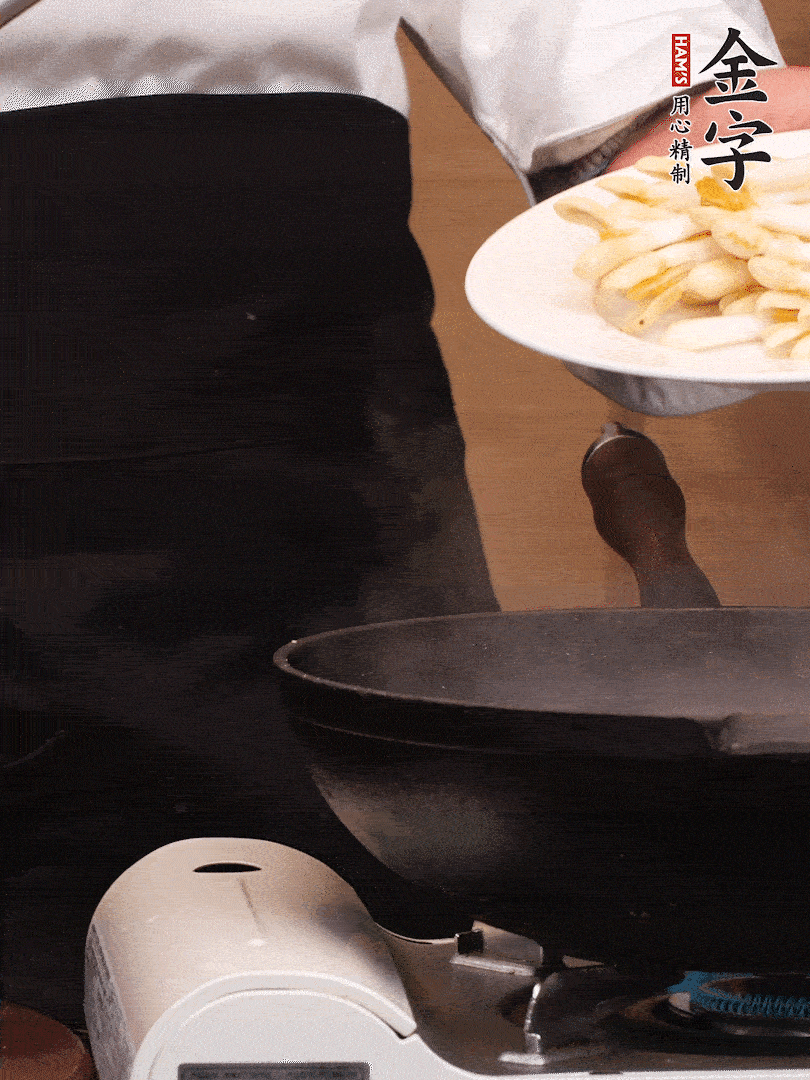 鍋中少許油，下花生芽