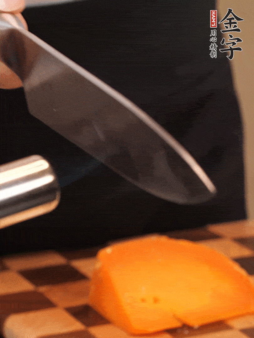 間隔擺上哈密瓜、奶酪、迷迭香、核桃仁