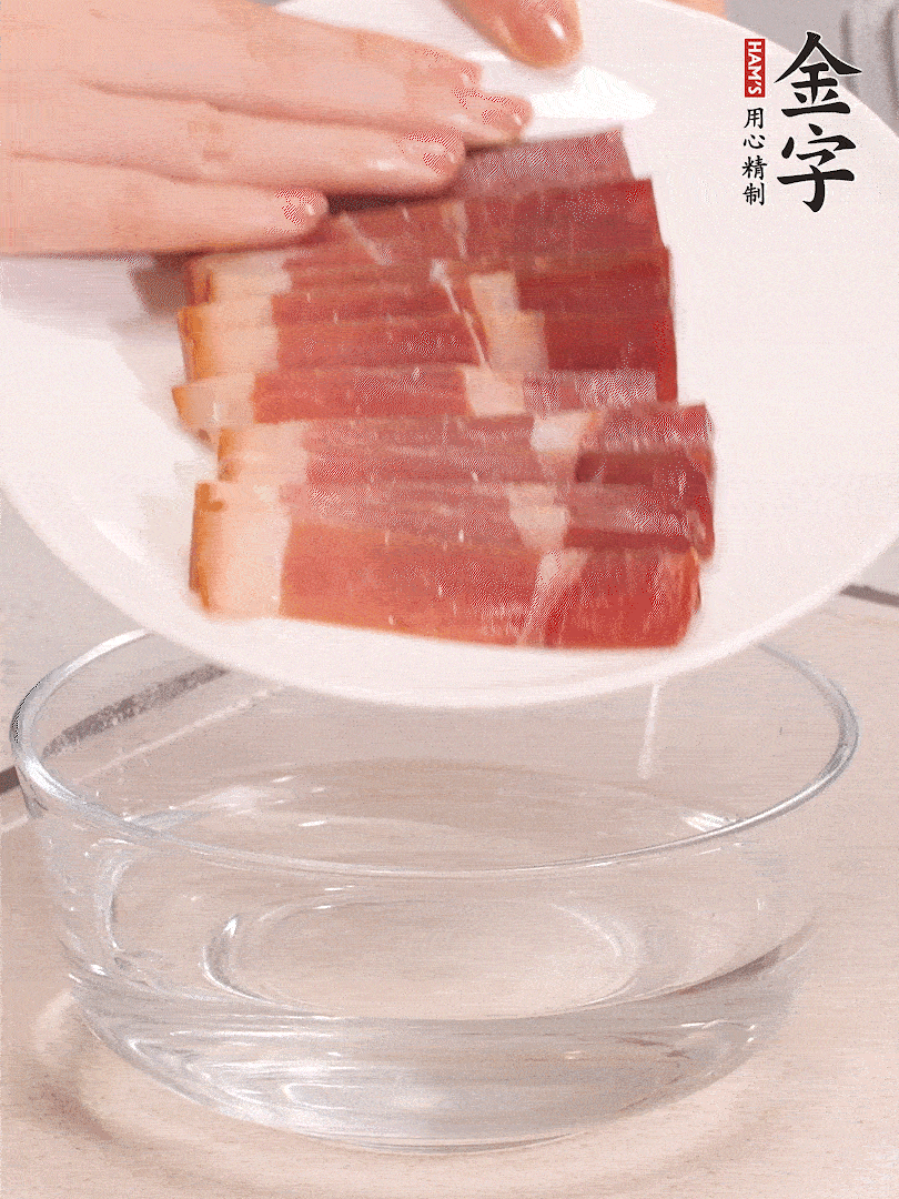 鴨腿冷水下鍋，加姜片、料酒焯水