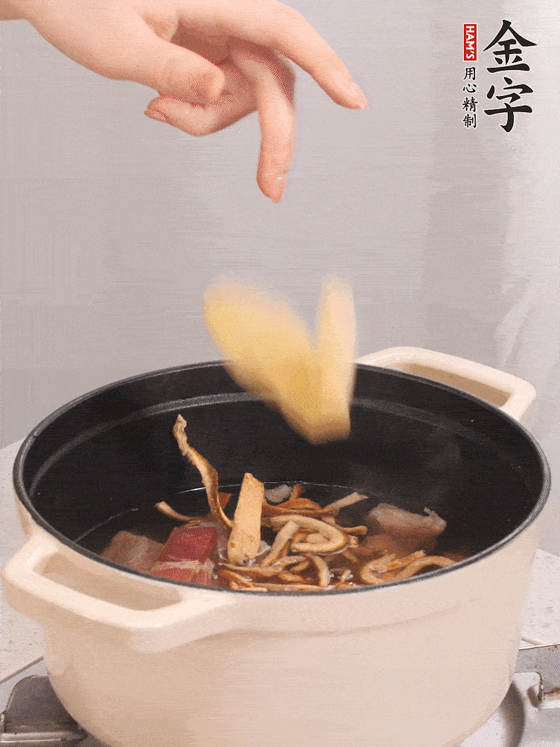 加入青、紅蘿卜再煲20小時(shí)。