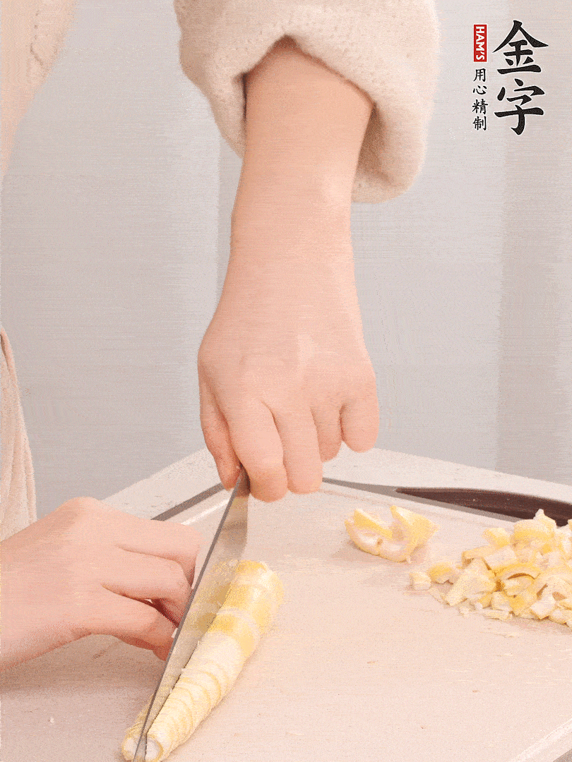 春筍去皮切小塊，焯水2分鐘左右