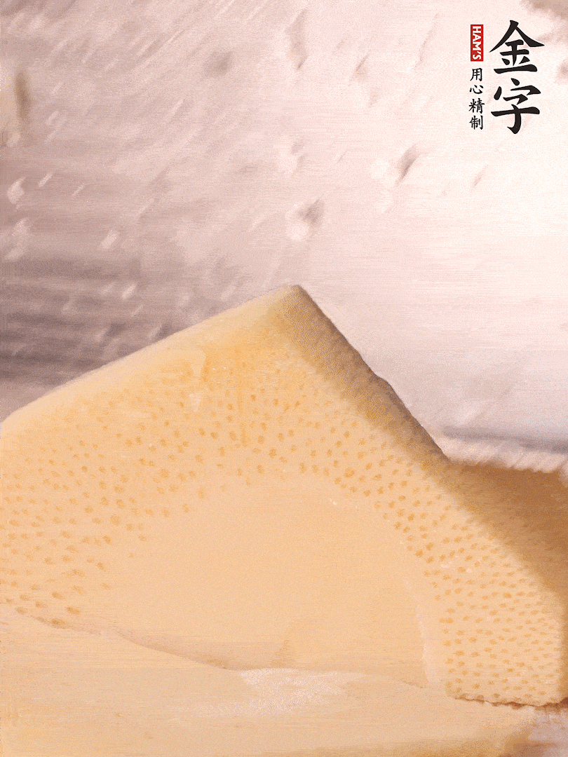 冬筍處理干凈，切滾刀塊，開水焯燙去除澀味