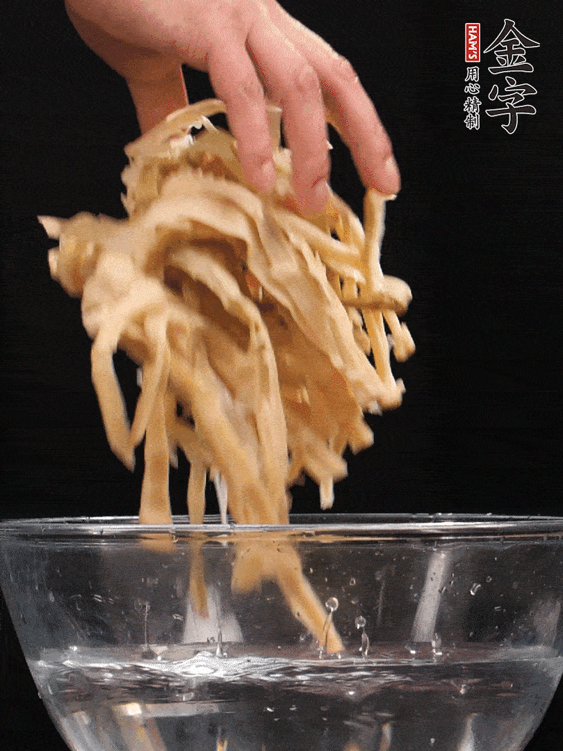 天目山筍干1把，清洗表面鹽分，用手撕成長(zhǎng)條