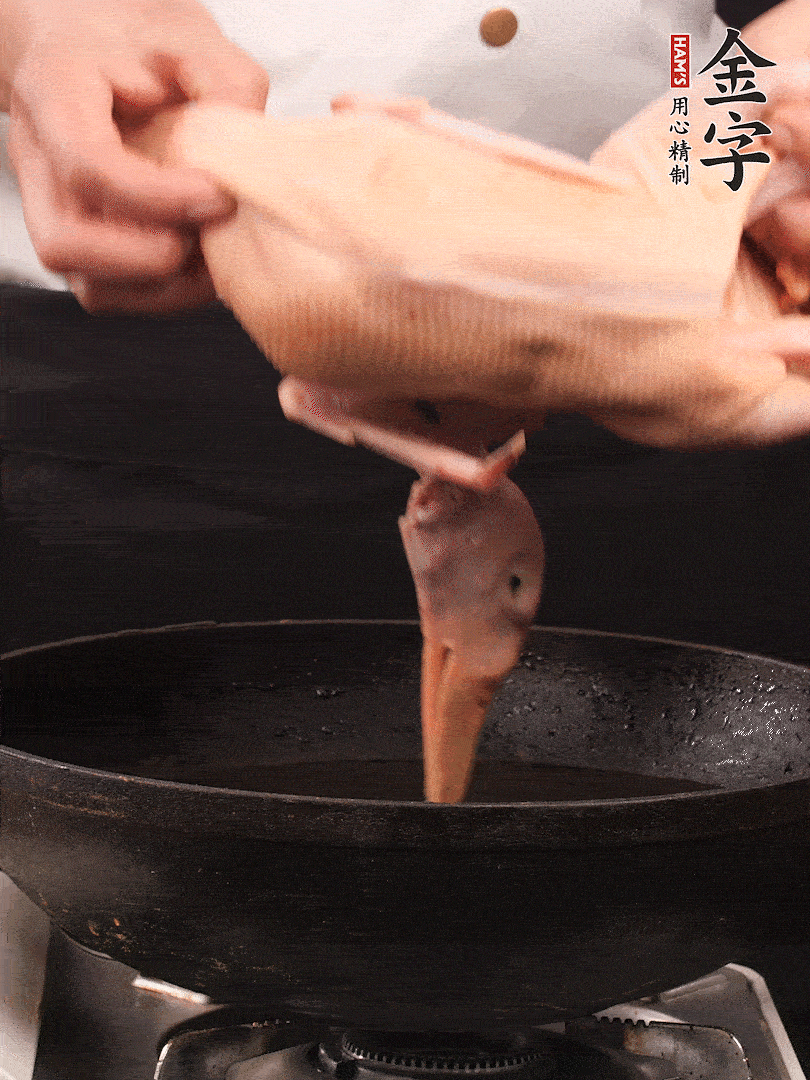 處理干凈的老鴨1只，黃酒小半碗，姜幾片，一起放入冷水，煮沸焯水3分鐘，去除血沫