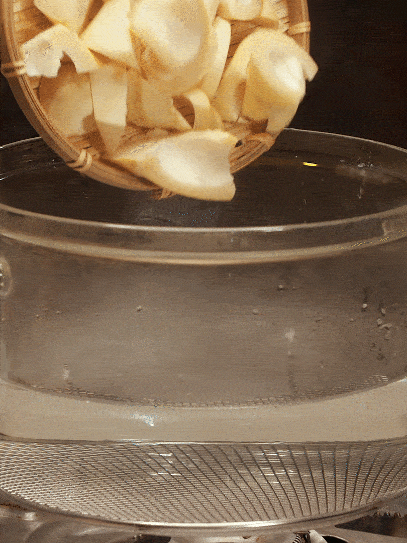 春筍切塊，焯水去除澀味