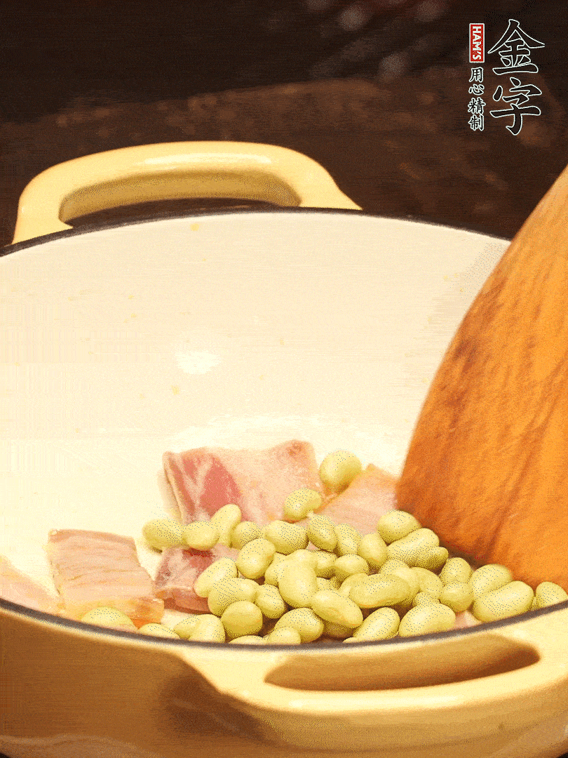 加入青豆、香菇翻炒出香味