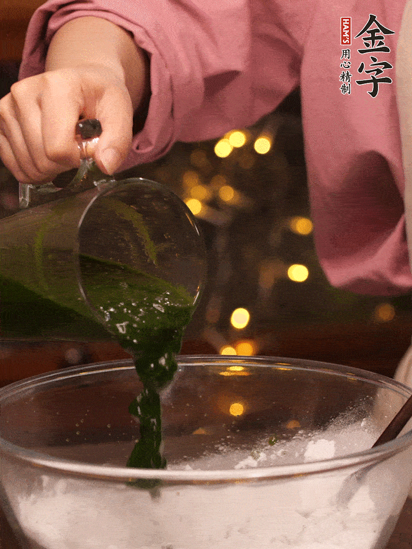 清明粿粉，分次加艾草泥，加點(diǎn)油揉2分鐘