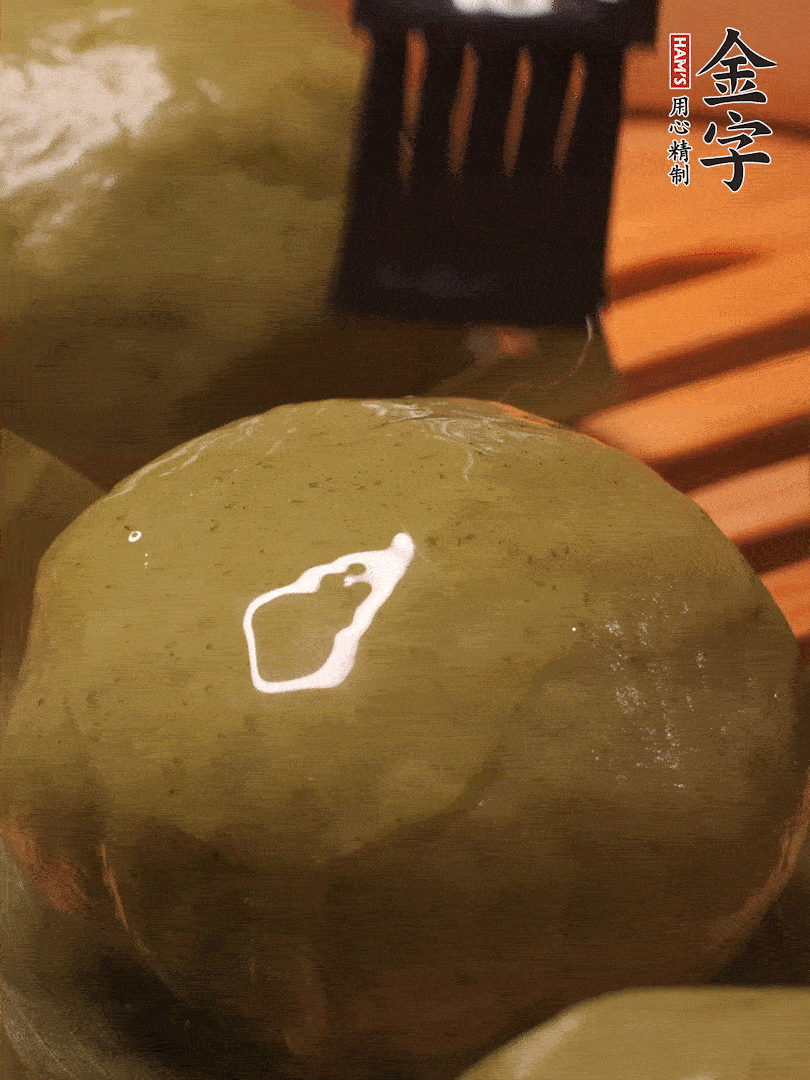 冷水下鍋，水開(kāi)后，蒸10分鐘，趁熱刷上熟油