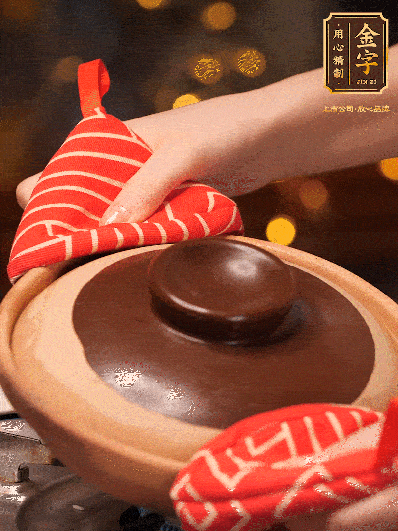 想要有嘎嘣脆鍋巴的關(guān)鍵（傾斜砂鍋，讓每個(gè)側(cè)邊都均勻加熱一分鐘）