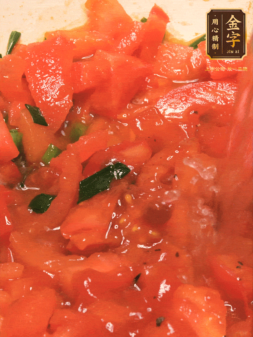 放入番茄丁，炒出汁